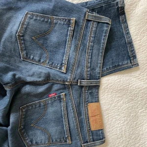 LOW RISE LEVIS STRAIGHT JEANS - Säljer dessa low rise levis jeans.  Modell: 570. Jeansen är i fint skick, passar nog bra på någon som är kring 160-63. Midjemåttet är 35cm och storleken 27/30