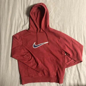 Röd hoodie Nike - Röd hoodie från Nike i storlek M. Bra skick, finns lite skavanker men inte mer än så. Bara att skriva vid funderingar!