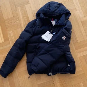 Moncler Montegreve - Moncler montegreve i storlek 3 som är mörkblå