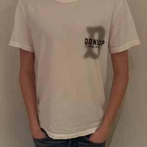 T-shirt från Dondup - Hej, köpt för 1600, alla taggar finns kvar.