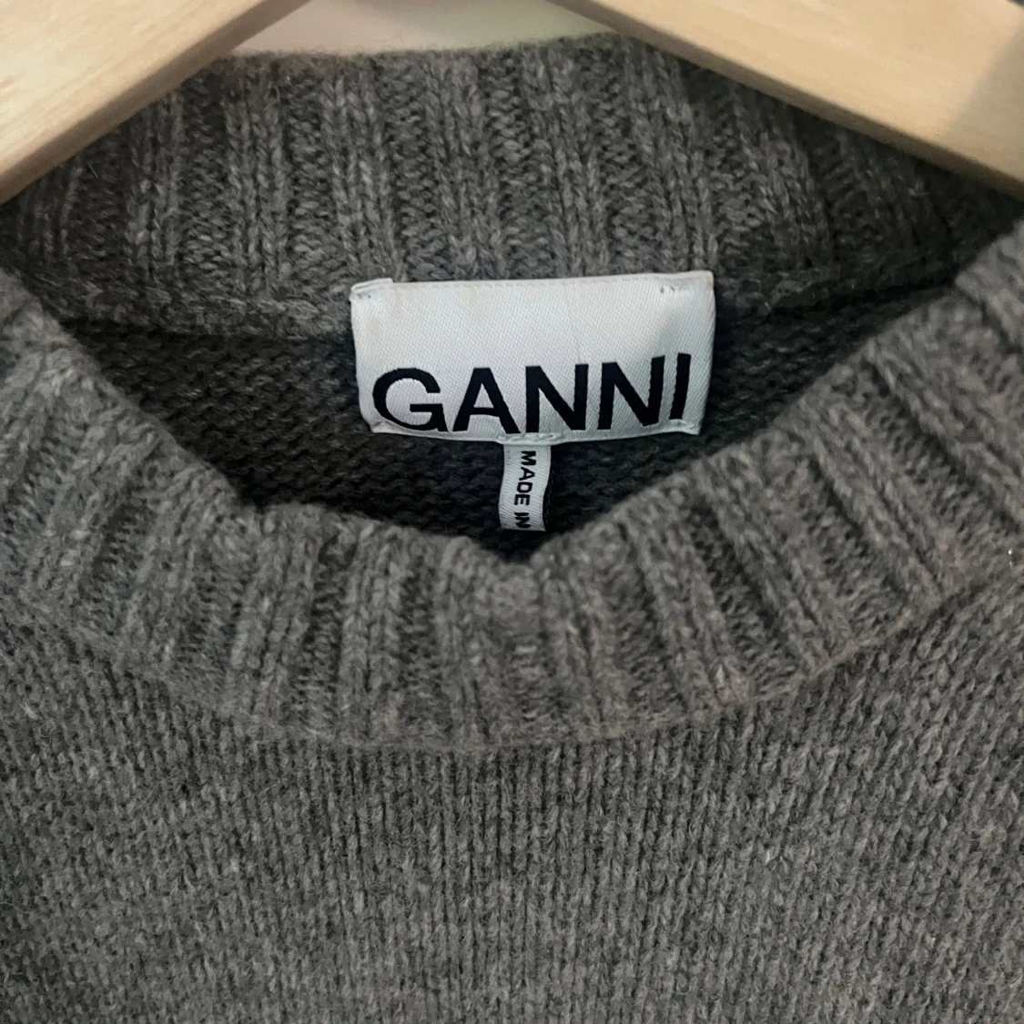 Grå stickad tröja från Ganni - 2