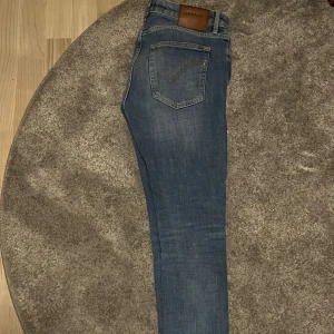 Dondup jeans - Blå jeans från dondup. Mycket fint skick. Storlek 30. Jeansen kostar 2500 nypris. Priset kan diskuteras vid snabb affär.