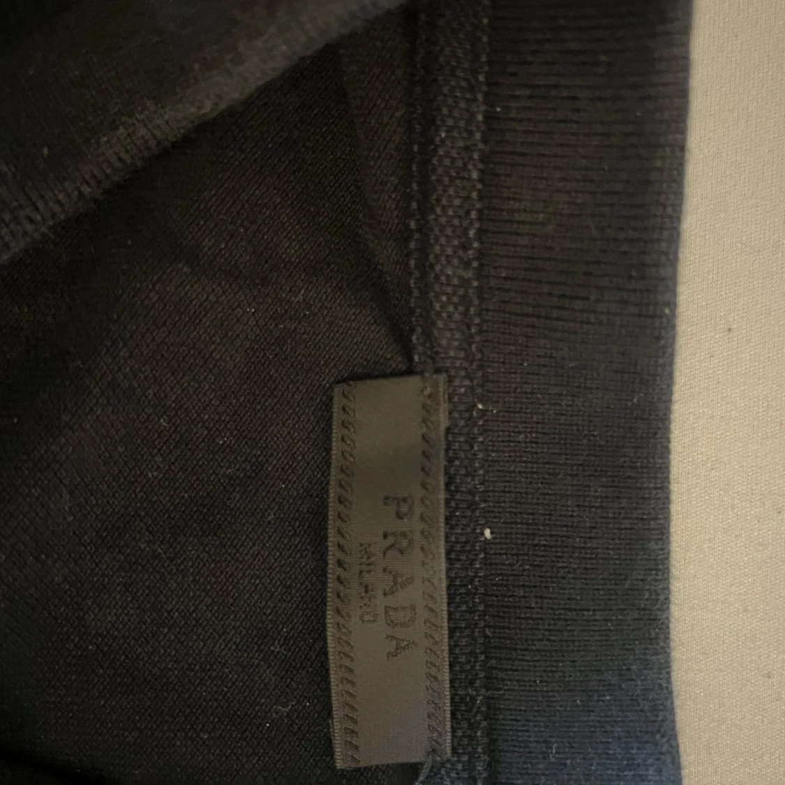 Svart pikétröja från Prada - 2