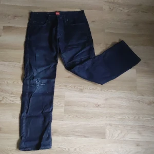 Hugo Boss jeans - Blåa Hugo Boss jeans storlek 30/30. Väl använda, gott skick