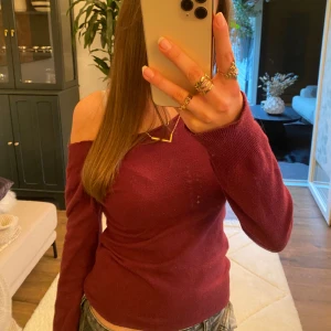 Vinröd offshoulder tröja - Snygg vinröd offshoulder tröja, knappast använd💕