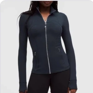 Mörkblå lululemon define jacket - SÖKER!! Mörkblå lululemon define jacket. Helst storlek 6.