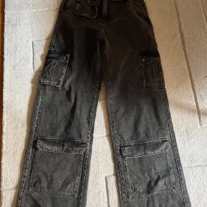 Stradivarius cargo jeans - Cargo jeans från Stradivarius. Nya med prislappen kvar. Storlek 36 men skulle säga midjan är mer XS