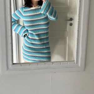 Virkad klänning - Säljer denna otroligt fina virkade klänning från vero Moda i strl Xs, helt ny och aldrig använd 