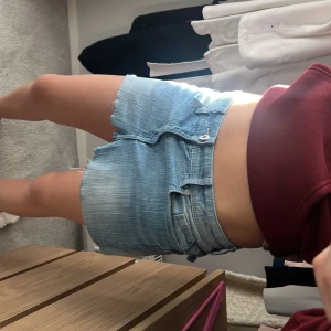 Blå jeanskjol - Säljer en jättefin jeans kjol då den tyvärr har blivit för liten. det var jeans från början men har klippt själv till en jeans kjol men tycker inte det syns