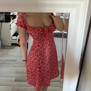 Klänning  - Säljer denna söta klänning från Nelly i strl S, knappt använd!☺️