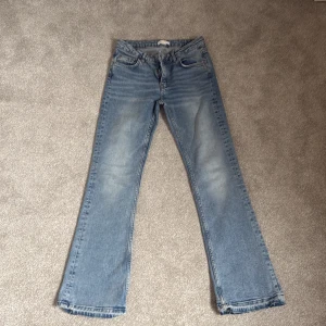 Blå jeans från Gina Tricot - Snygga blå jeans från Gina Tricot i storlek 152. De har en klassisk femficksdesign och en bootcut-stil som ger en retro känsla. Perfekta för en avslappnad look. Jag har även spretat upp sömmen längst ner, för att jag ville ha dem länge så därför jag säljer dem så billigt annars super bra skick 🥰😚