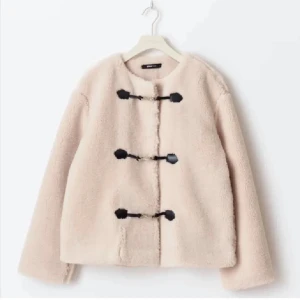 Beige teddyjacka med knäppning - Säljer denna jättefina jacka från gina då den inte passar mig❤️ jacka är i nyskick❤️ bara att höra av er vid frågor eller intresse❤️