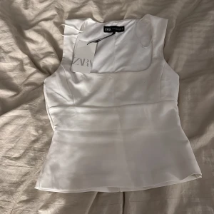 Vit topp från Zara - Vitt oanvänd topp från Zara