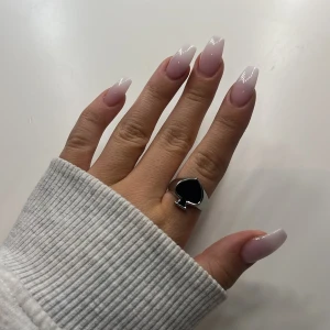 Silverring med svart spadermotiv - Super snygg silverring med ett svart spadermotiv på toppen. Säljer då den inte passar min stil längre. Den är i materialet ”s.steel”. Den har inga tecken på användning. Pris kan diskuteras💞