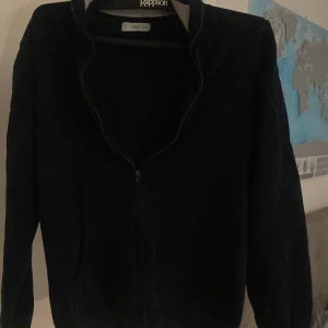 Blå fullzip från mango - Hej säljer min blå fullzip i str 152/12 är förblivne för mig som är 161-162 så passar runt 152-155 köpte för ungefär 200-250kr mitt pris 149 skriv om ni undrar något 🙌