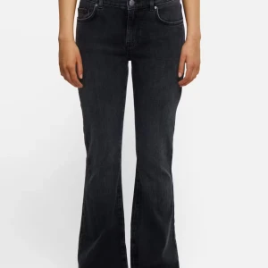 Svarta bootcut jeans - Super snygga svarta jeans💞 kan inte vissa på då de ej passar! Aldrig använda 