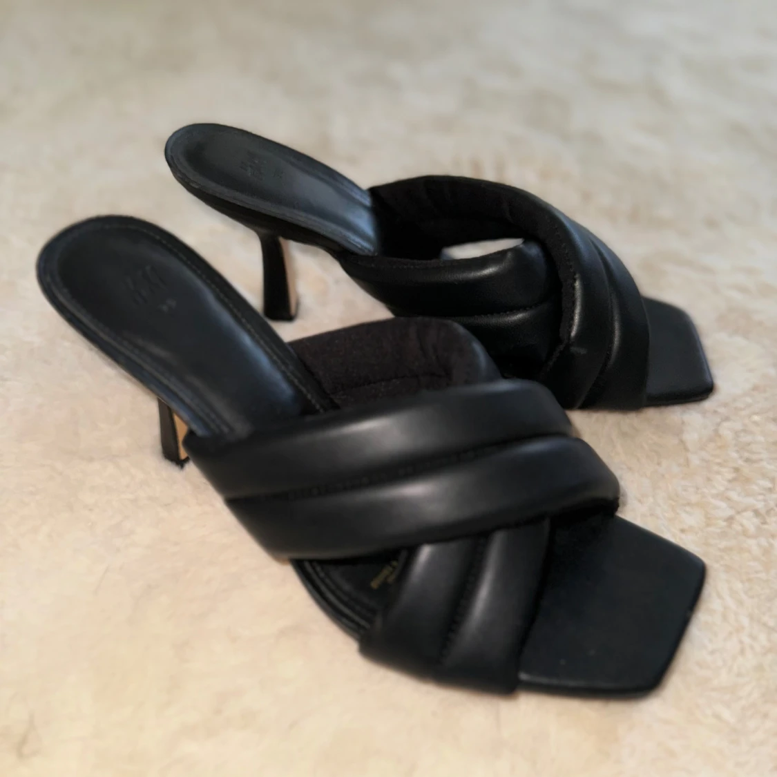 Svarta klackskor med korsade remmar - 1