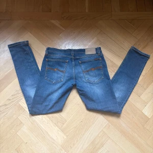 Nudie jeans - Nudie jeans w 30 L 32 Modell tight long John  Sitter slim! Längd 98 cm Midjemått 41x2 cm Nypris cirka 1800 kr