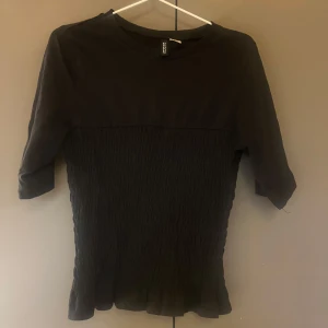 Smockad topp - Slutsåld svart smockad T-shirt! Storlek s💕