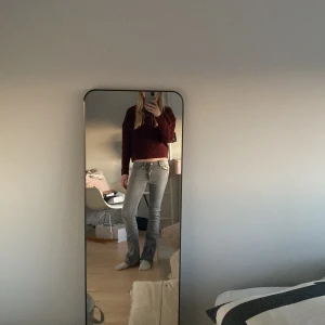 Grå bootcut jeans - Snygga grå bootcut jeans med klassisk femficksdesign och dragkedja. Perfekta för en avslappnad stil med en touch av retro. Passar bra till både sneakers och klackar.