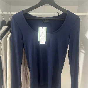 Soft touch top långärmad med slit - Från Gina tricot. Helt ny aldrig använd säljer för att tömma min garderob!