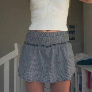 Rutig minikjol - Supersöt minikjol med inbyggda shorts. Köpt på zaras barnavdelning men passar mig som vanligtvis har storlek XS/S💘