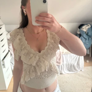 Zara-Topp med volanger  - Superfin beige topp från Zara i spetsliknade tyg med volanger, storlek S💓💓 