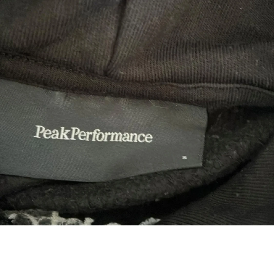 Svart hoodie från Peak Performance - 1