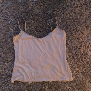 Vit linnetopp - Säljer en enkel och stilren vit linnetopp