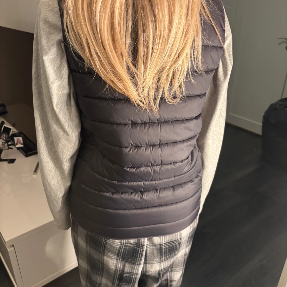 Svart dunväst med dragkedja - 3