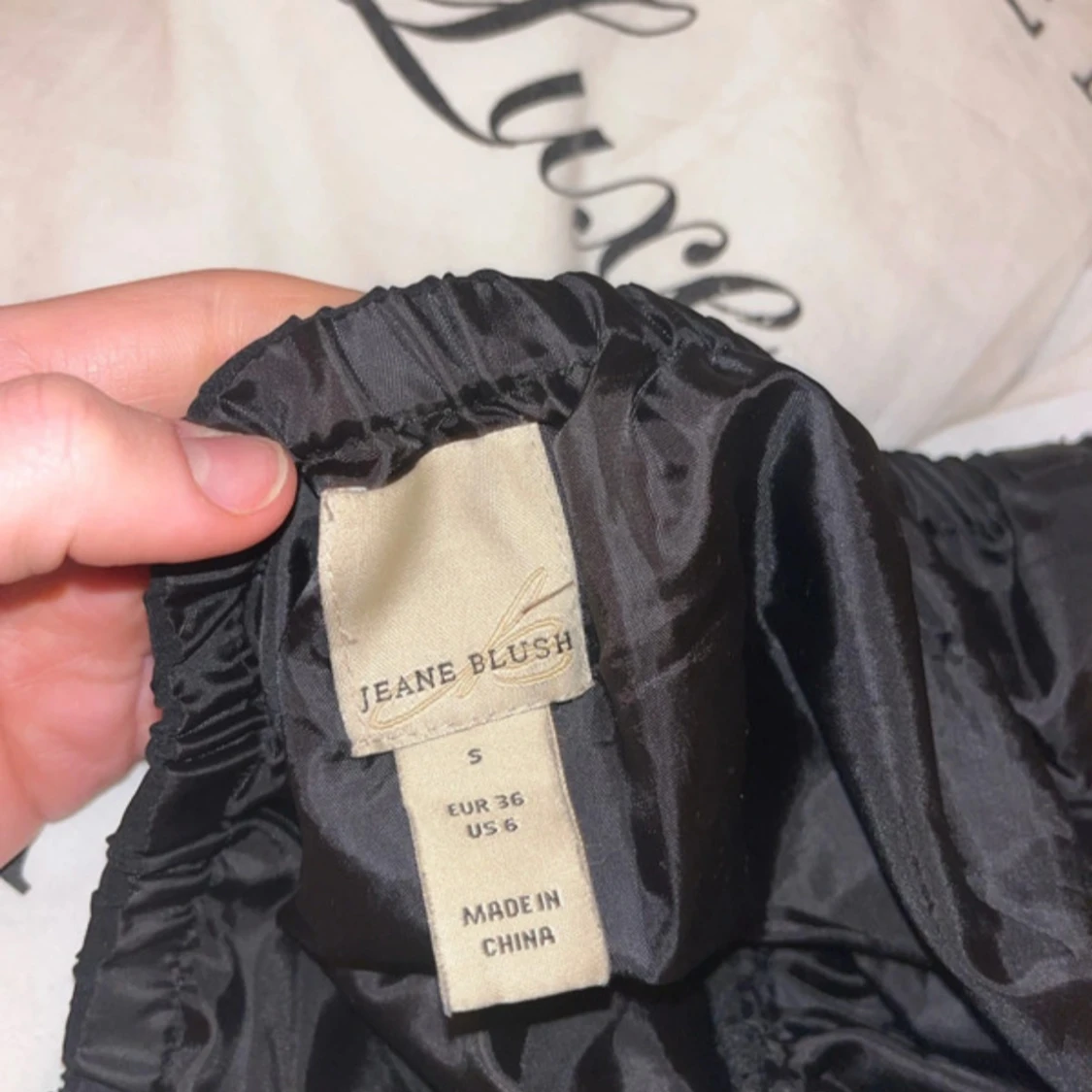 Svart axelbandslös klänning från Jeane Blush - 2