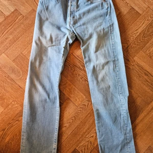 Ljusblå jeans från Diesel - Säljer ett par klassiska ljusblå jeans från Diesel med raka ben och normal passform. Jeansen har fem fickor och detaljerade sömmar. Tillverkade i Italien och passar perfekt till en avslappnad stil.