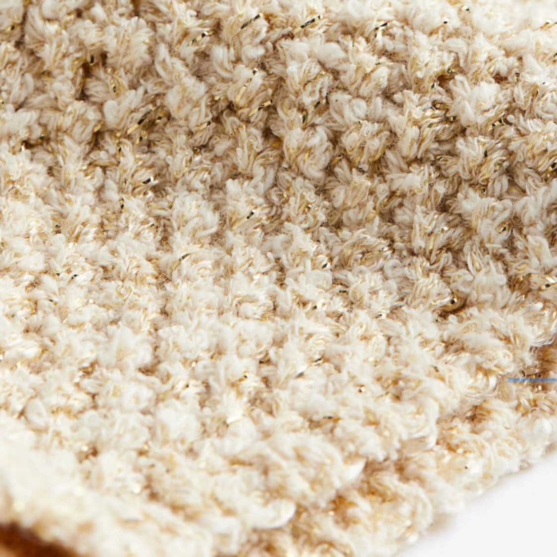 Beige stickad kortkjol med glittertråd