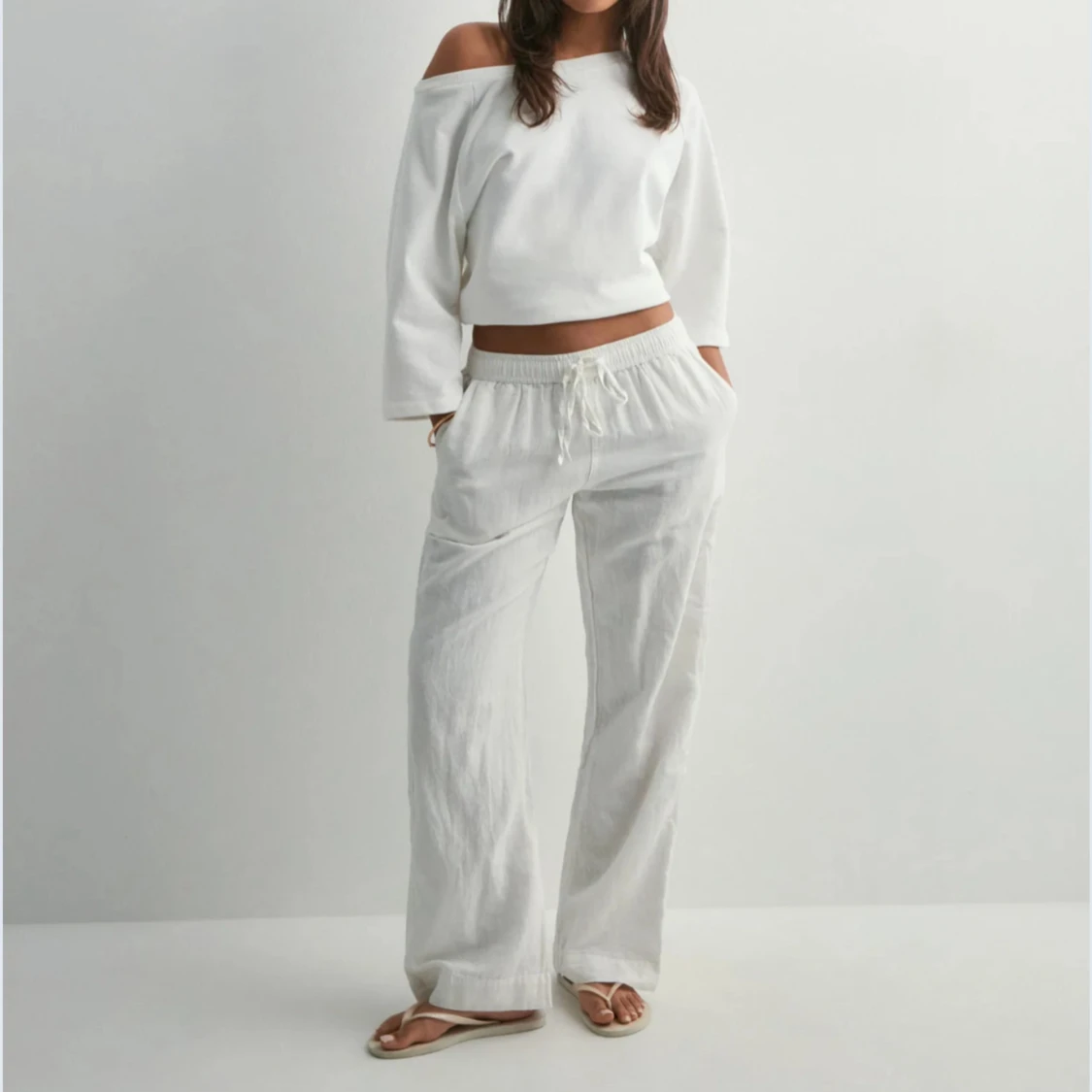 Vita linnebyxor med dragsko
