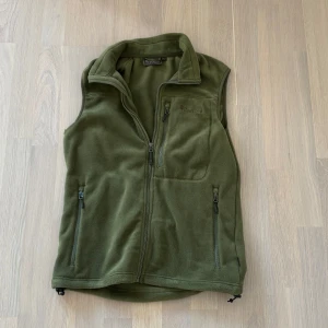 Grön fleeceväst - Grön fleeceväst från pinewood i storleken small, västen är i väldigt bra skick utan defekter!