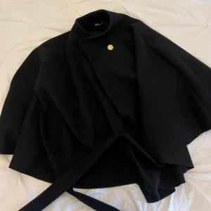 Poncho missäy - Säljer denna trendiga poncho från missäy! I fint skick endast bandet runt om som är aningen nopprigt