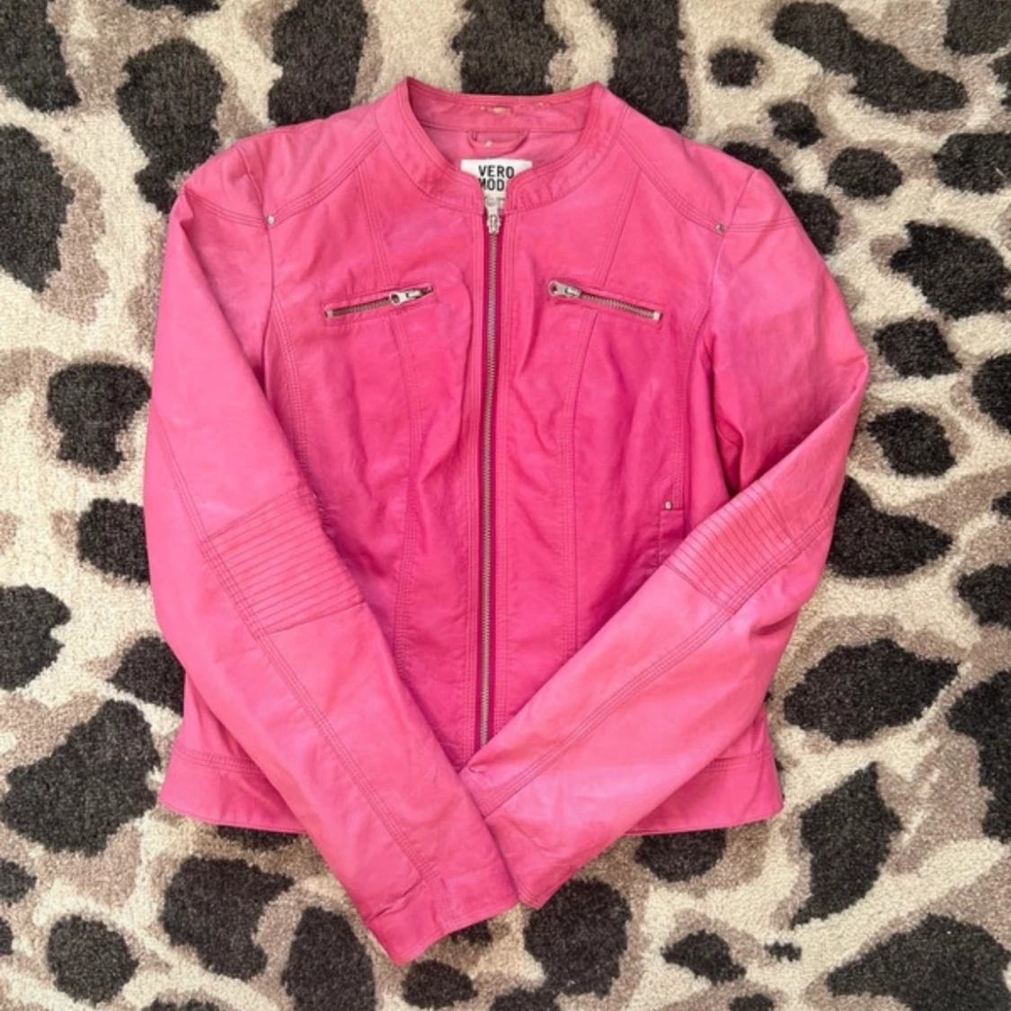 Rosa skinnjacka från Vero Moda