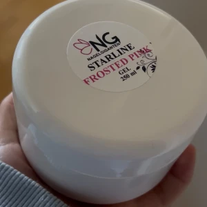 Starline Frosted Pink Gel helt ny - En burk med Starline Frosted Pink Gel från Nagelgiganten. Gelen har en mjuk, ljusrosa färg och används för nagelförlängning eller förstärkning. Perfekt för att skapa snygga och hållbara naglar med en fräsch rosa ton.