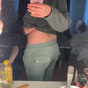 Ljusgröna juicy mjukisbyxor med fickor💞 - Säljer ett par ljusgröna juicy mjukisbyxor, säljer dessa för att dom inte kommer till användning längre. Dom sitter superfint på❤️