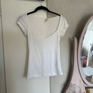 Vit topp🤍 - En jätte fin topp från Nelly! Köpt förra sommaren men inte använt många gånger❤️ Pris går att diskuteras!