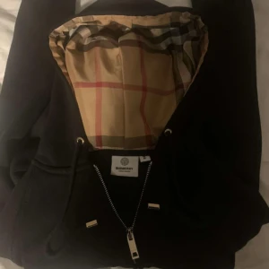 Riktigt snygg burberry hoodie i barnstorlek M - Storlek M/170. Inga defekter. Nyskick 