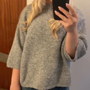 Grå trekvartsärmad stickad💕 - Jättefin grå stickad tröja från Missäy med trekvartsärmar❤️ Storlek M/L och sitter oversized på mig som vanligtvis har storlek S! Endast använd ett par gånger så därav inga defekter!