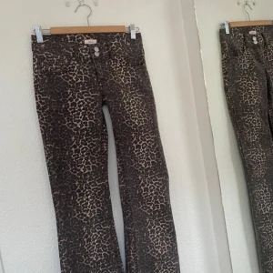 Nelly - Säljer ett par snygga leopardmönstrade bootcut jeans från Nelly🤎🤎🤎storlek S men mer xs!