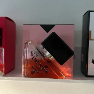 Prada Paradoxe Intense  - Prada paradoxe intense 30 ml, endast använd ca 3 veckor så nästan helt ny🩷 säljer då jag behöver pengar! Originalförpackning följer med, nypris är 1200!