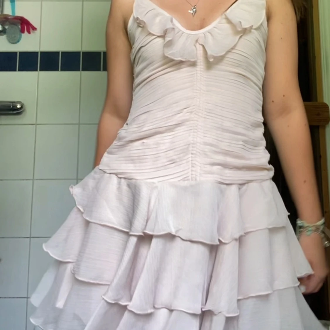 Slutsåld ljusrosa volangklänning - 1