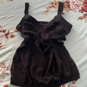 snygg topp - säljer denna toppen från Calvin Klein Jeans med broderad logga nertill. köpt second hand men passade inte min stil så säljer vidare!