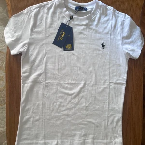 Säljer min Ralph Lauren t-shirt - Den är inte använd,helt ny.Om du har frågor om t-shirten så är det bara att kontakta mig,Priset kan diskuteras  