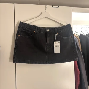 Mini skirt mango  - Kort lågmidjad jeanskjol från Mango i storlek M