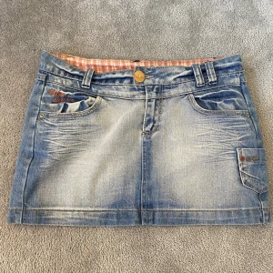 Blå jeanskjol,Y2K - Säljer denna Såå snygga jeanskjolen då den tyvärr inte passar mig,Midjemått:41,Längd:30 Köpt från Urban surface,nyskick💕Storlek S