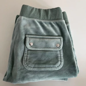 Gröna byxor från Juicy Couture - Gröna Juicy Couture byxor, säljs då dom aldrig används. Byxorna är använda 2 gånger. 